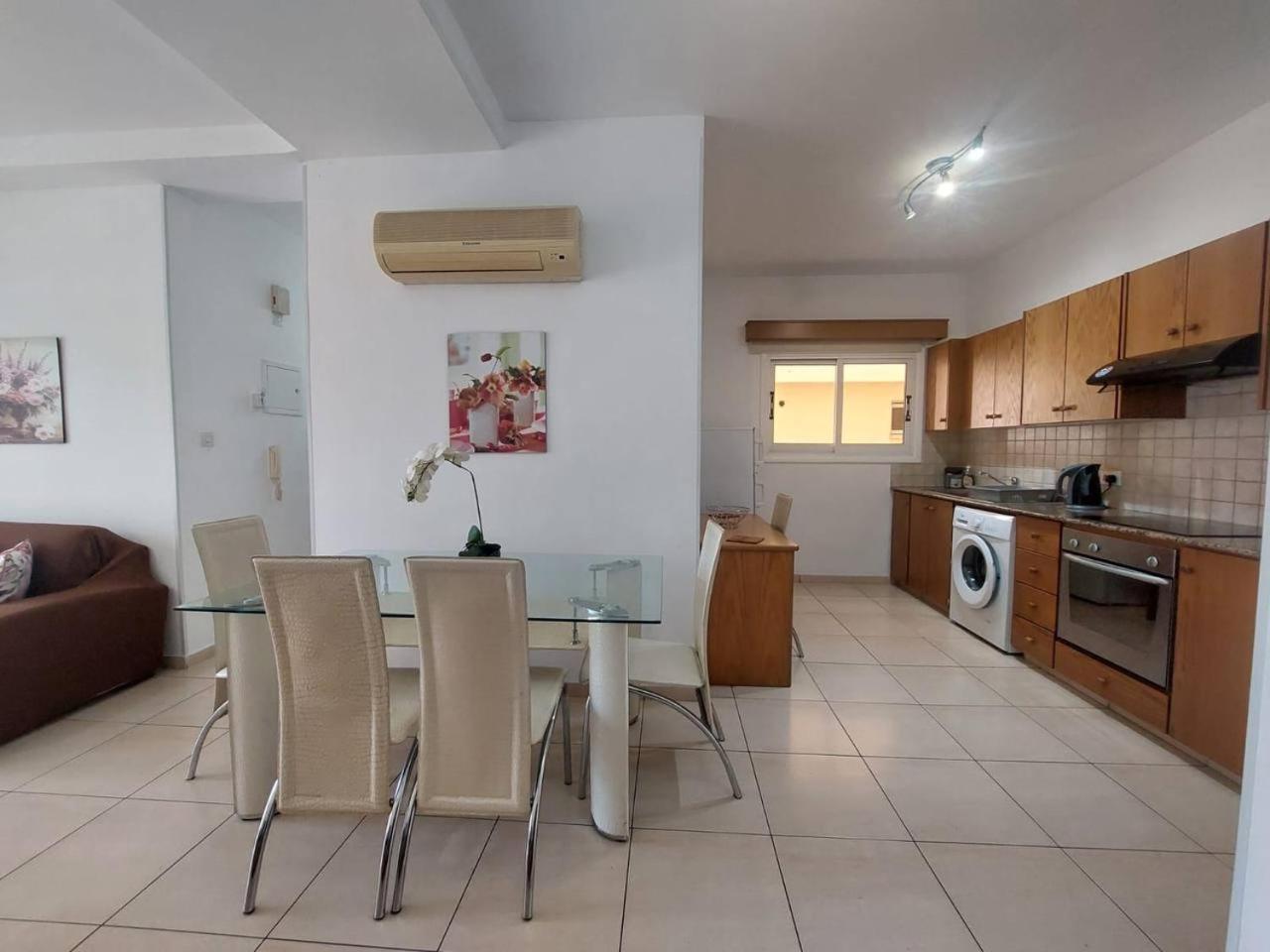 Sunny 2 Bedroom Larnaca Center Eksteriør billede